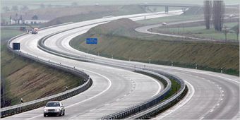 Максимальную скорость на дорогах России увеличат до 130 км/