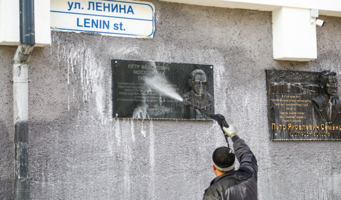 В Иркутске отмоют более 150 памятников и мемориальных досок