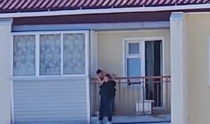 В Братске полиция задержала мужчину, запершего жену на балконе