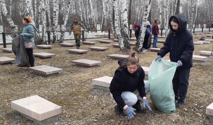 В Иркутске на территории Русско-Амурского мемориального комплекса прошел субботник