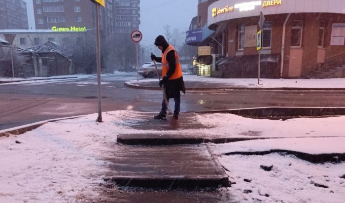 Дорожные службы Иркутска вышли на уборку улиц после снегопада