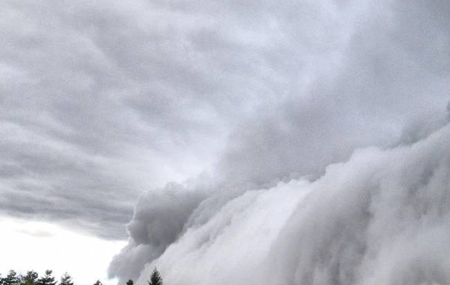 Американцев напугали зловещие облака высотой 600 метров