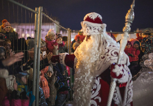 Детей в Самаре отгородили от Деда Мороза решеткой