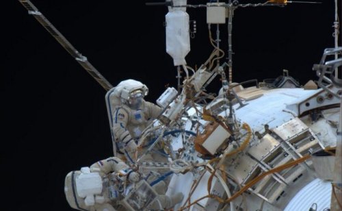 Российские космонавты установили новый рекорд по длительности пребывания в открытом космосе