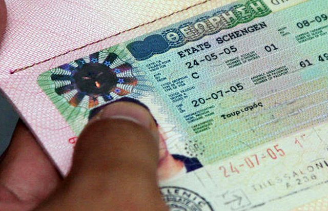 Власти ЕС отказались выдавать жителям Крыма шенгенские визы как россиянам