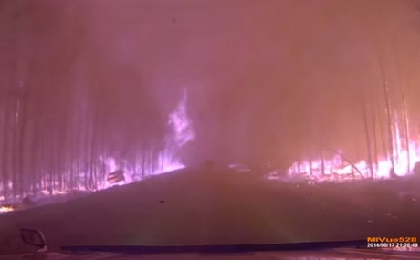 Водитель снял на видео "дорогу в ад" через горящую тайгу в Иркутской области