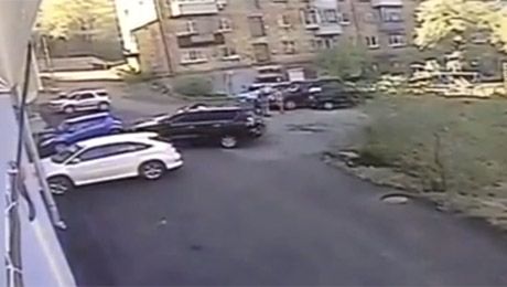 Видео о том, как за 15 секунд девушке удалось разбить новый Lexus, бьет рекорды в интернете