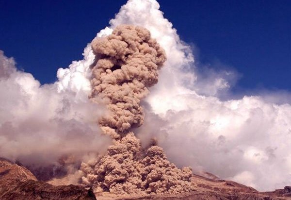 На Камчатке вулкан Шивелуш выбросил пепел на 9,5 километров