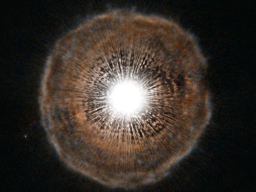 Снимок телескопа Hubble: Звезда-красный гигант, надувающий "мыльный пузыр