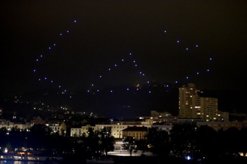 Необычайное световое шоу в исполнении группы из 50 беспилотников-квадрокоптеров