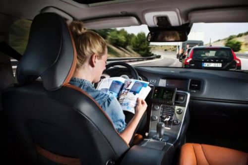 Компания Volvo планирует начать выпуск самоходных автомобилей-роботов уже в 2014 год