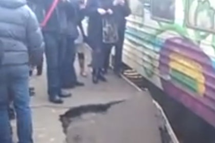 На станции в Киеве обвалился перрон с людьми