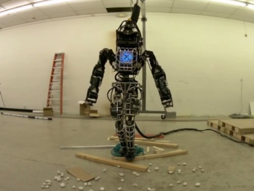 Гуманоидный робот Atlas успешно справляется с преодолением препятствий, двигаясь в "слепом" режиме