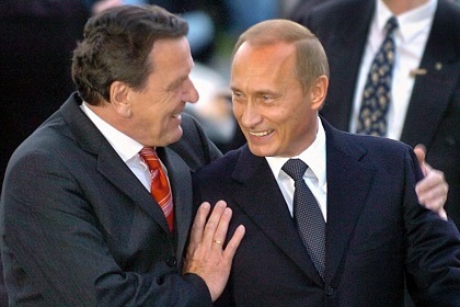 Шредер прокомментировал свои теплые объятия с Путиным