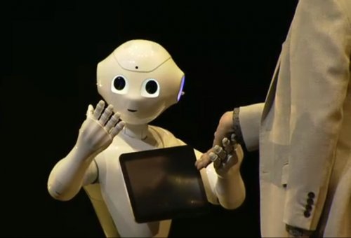Pepper - робот, способный ощущать эмоции окружающих людей и реагировать на них соответствующим образом