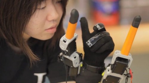 Инженеры-робототехники добавили два дополнительных пальца к руке человека