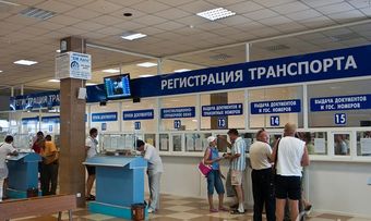 Медведев пообещал упростить процедуру регистрации новых автомобилей