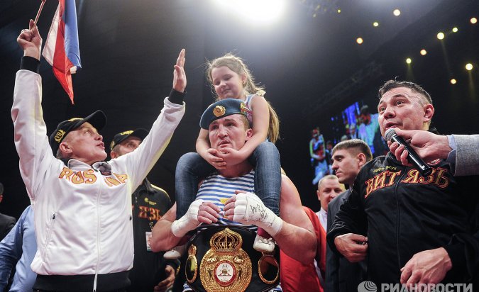 Денис Лебедев успешно провел защиту титула чемпиона мира по версии WBA победив колумбийца Сантандера Сильгадо