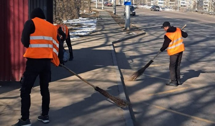 В Иркутске продолжается очистка остановок