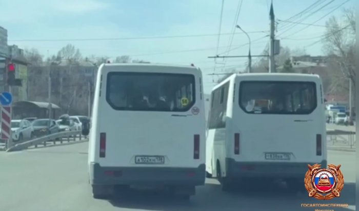 В Иркутске водители двух маршруток одновременно нарушили ПДД