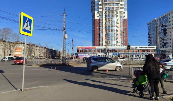 В Ангарске водитель сбил мужчину с ребенком на светофоре (Видео)
