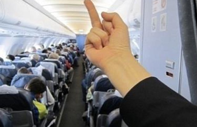 Аэрофлот" уволил стюардессу за фото с неприличным жестом на фоне пассажиров