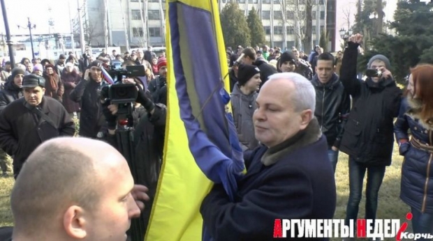 В Керчи митингующие сорвали украинский флаг и мэрии и повесили российский