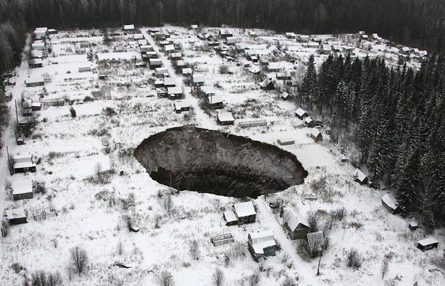 В Соликамске провал грунта оказался "огромной воронкой". Часть дачного кооператива "Ключики" ушла под земл