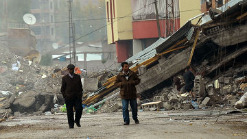 Под завалами разрушенных землетрясением в Турции зданий находятся люди