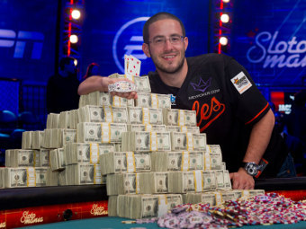 Американец выиграл самый крупный в мире турнир по покер