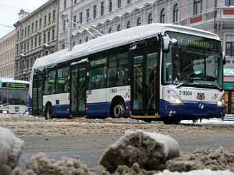Автовладельцам Риги предложили бесплатно ездить в автобусе