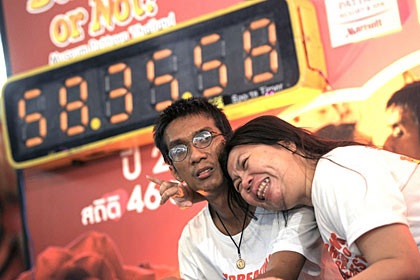 Тайская пара установила рекорд длительности поцелуя