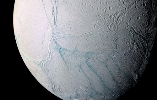 Исследовательский аппарат Cassini обнаружил подземный океан у Энцелада, спутника Сатурна