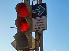 В России решили легализовать правый поворот на красный свет, эксперты опасаются за пешеходов