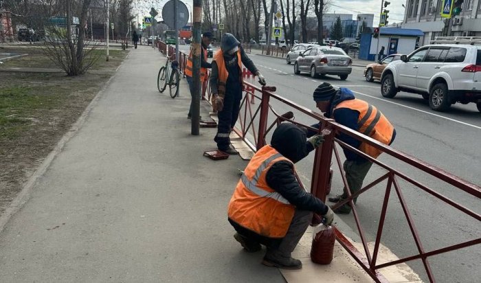 В Иркутске продолжается покраска ограждений