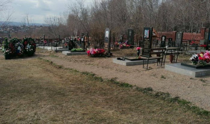 В Иркутске провели субботник на месте захоронения участников СВО