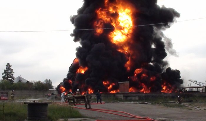 Два тела найдены в Ангарске на месте сгоревших резервуаров с нефтепродуктами