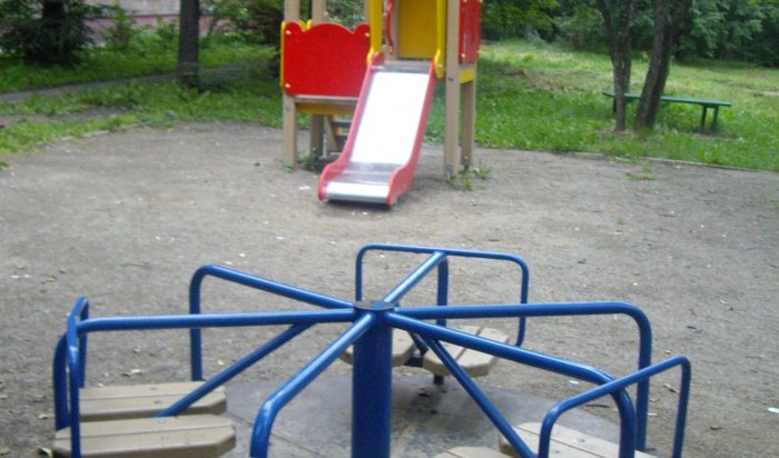 На детской площадке в Шелехове малыши обнаружили зме