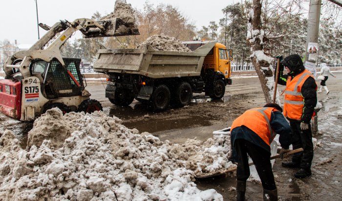 В Иркутске справляются с последствиями снегопада