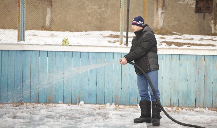 В Иркутске начали заливать хоккейные корт