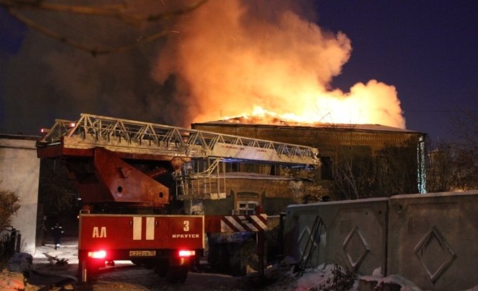 В Иркутске горело нежилое здание на улице Свердлова