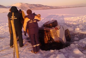 На Байкале под лед провалился автомобиль, водитель утонул