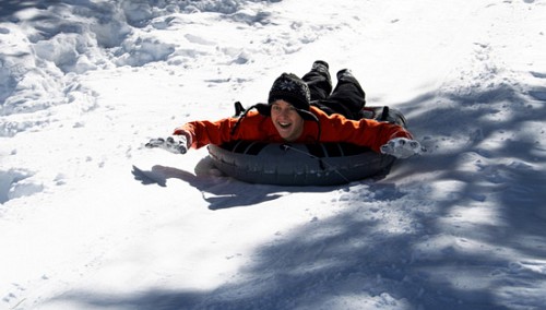 Школьник, катавшийся на тюбе, угодил под колеса машин