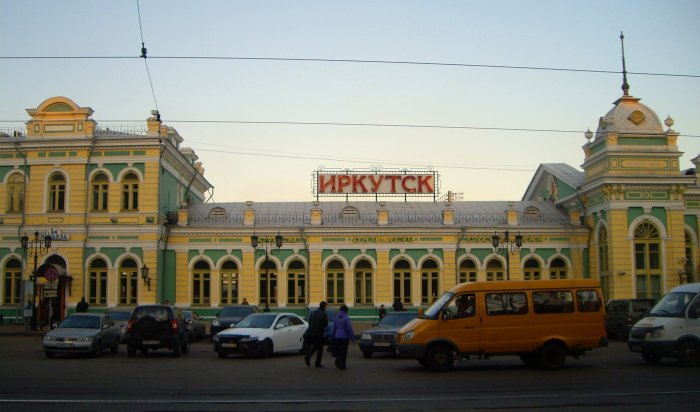 Нежилую гостиницу подожгли на иркутском вокзале