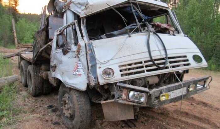 Лесовоз перевернулся вчера в Иркутской области