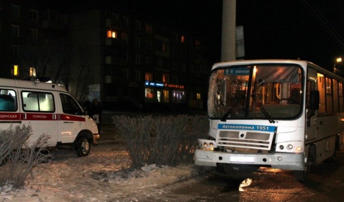 Автобус столкнулся со световой опорой в Иркутской области