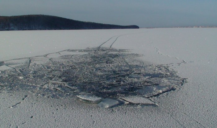 Иркутяне погибли, провалившись в автомобиле под лед в заливе Мельничная пад