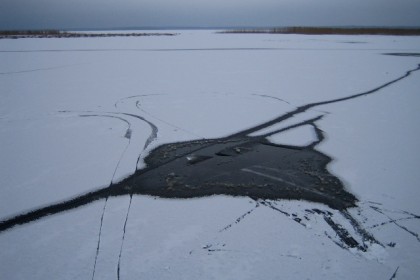 На Байкале провалились под лед еще три автомобиля