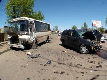 В Иркутске пассажирский автобус столкнулся с иномаркой