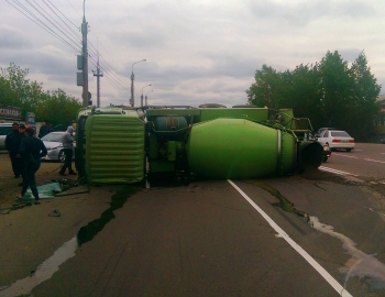 В Иркутске перевернулся бетоновоз